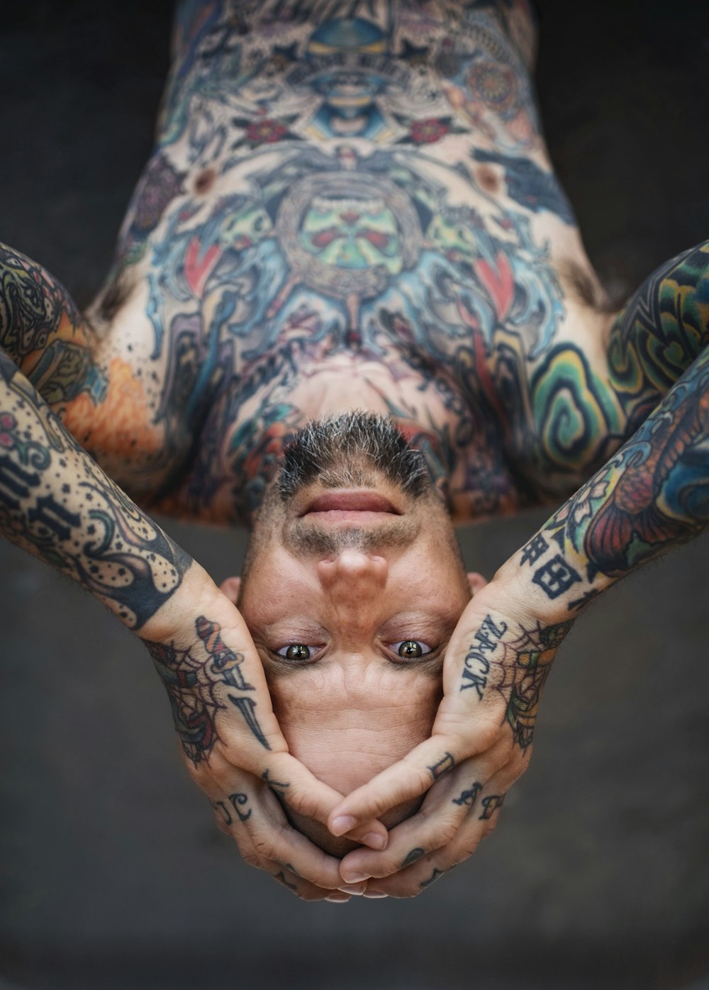 hombre con tatuajes en los brazos y en el cuerpo