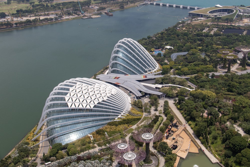 Bâtiment en forme de dôme en béton gris près d’un plan d’eau