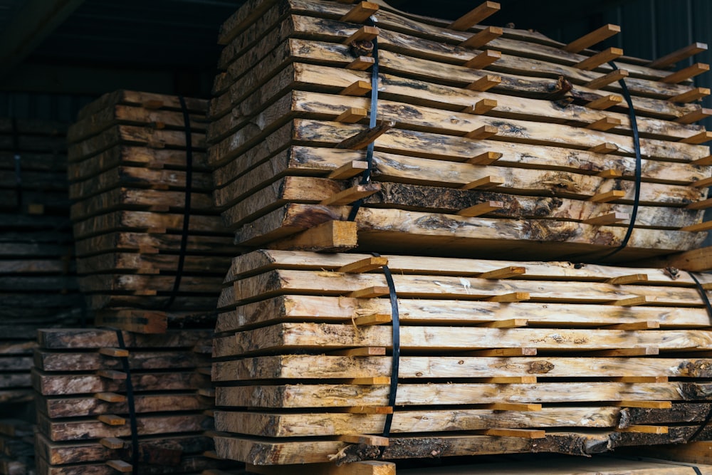 Foto de primer plano de soportes de madera beige