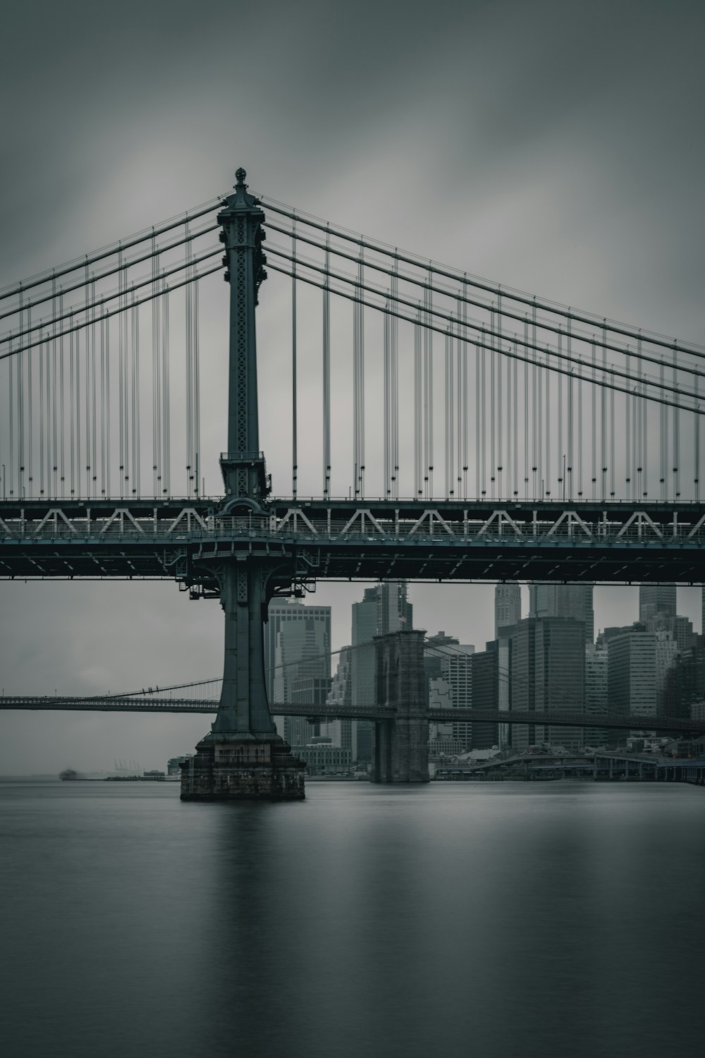 Puente cerca del cuerpo de agua