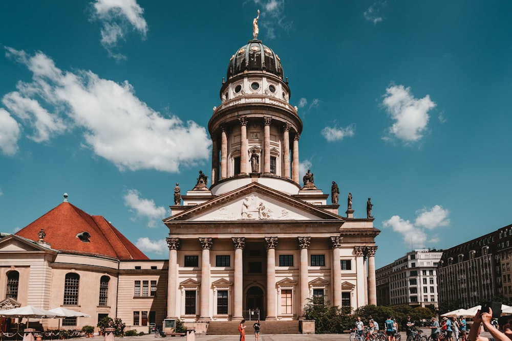 Kuppelgebäude aus weißem Beton