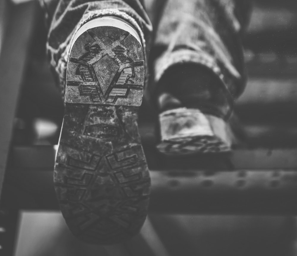 Una foto en blanco y negro de los pies de una persona