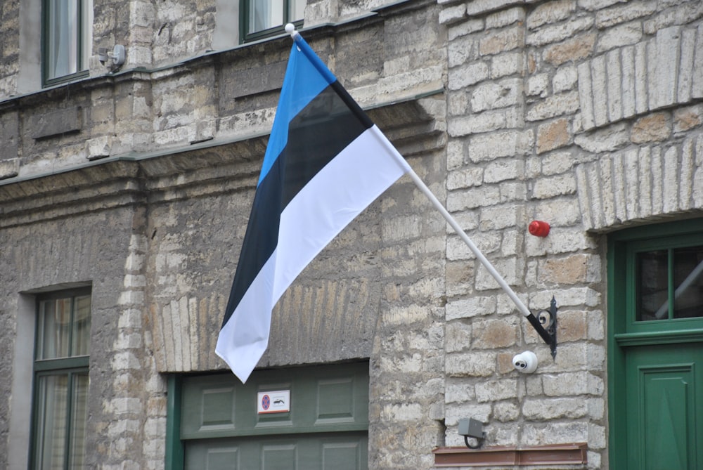 Bandiera posta sul muro