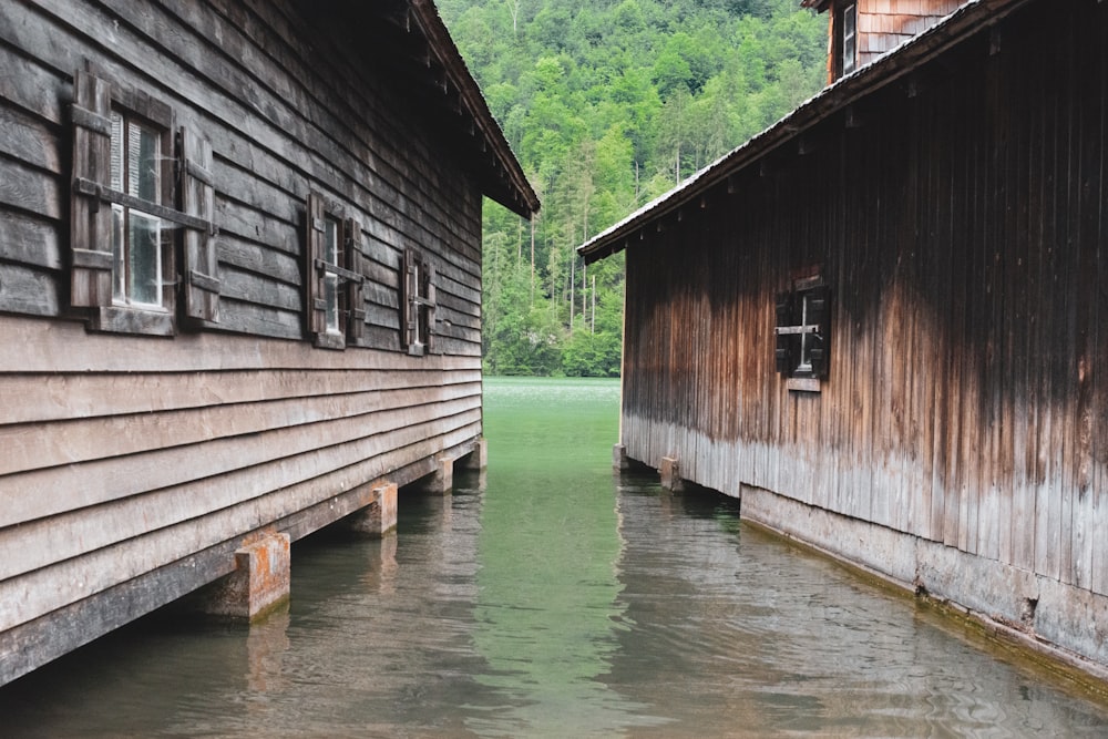 dos casas de madera marrón en el cuerpo de agua