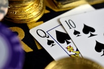 Close-up of golden coins and jewels symbolizing big jackpots and royal bonuses.