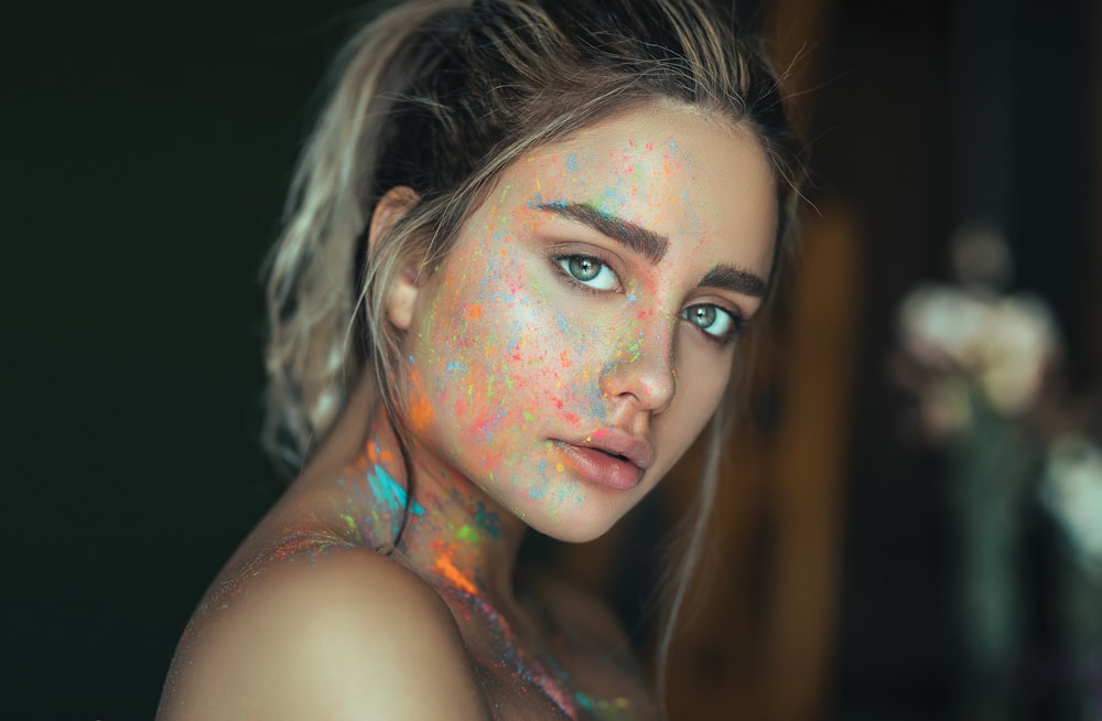 femme avec de la peinture faciale multicolore