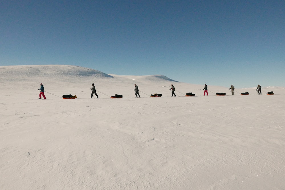 personnes marchant sur la montagne