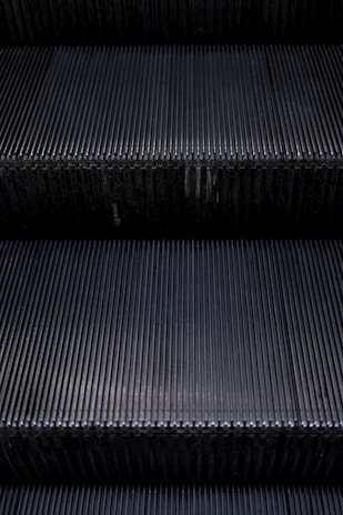 A close-up image of the high-quality aluminum material used in the nana tek step ramp.