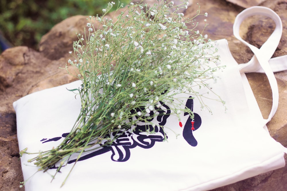 fleurs blanches sur sac blanc