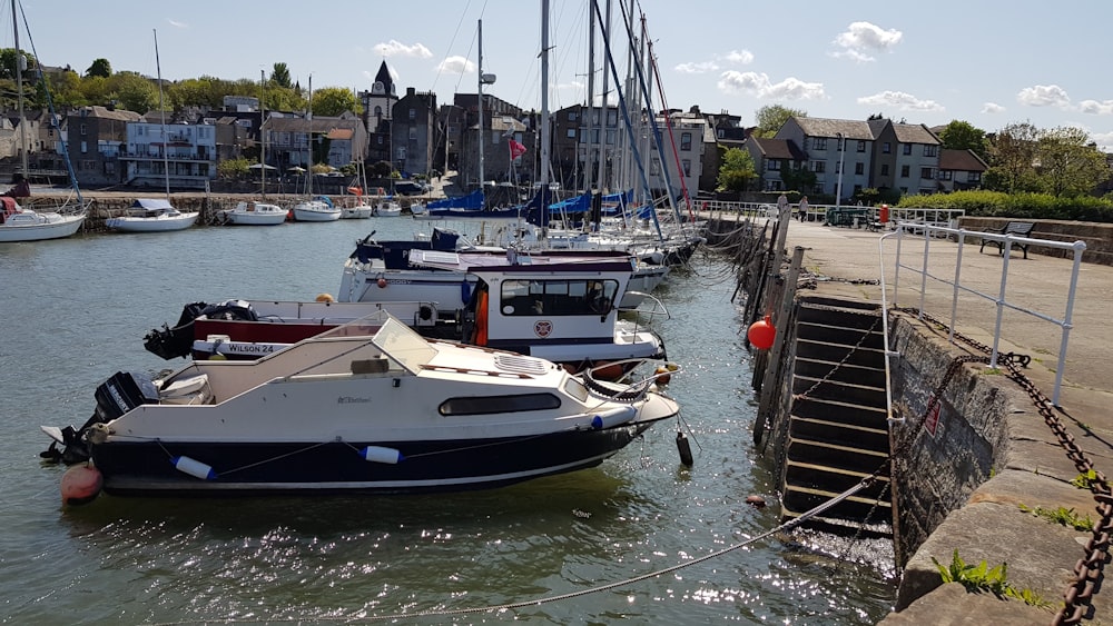 Schnellboote neben der Straße geparkt