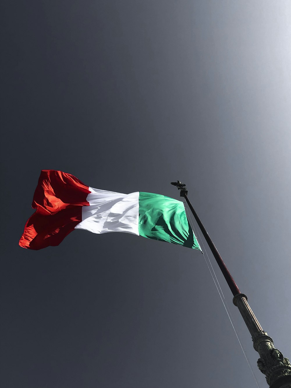이탈리아 국기의 낮은 각도보기