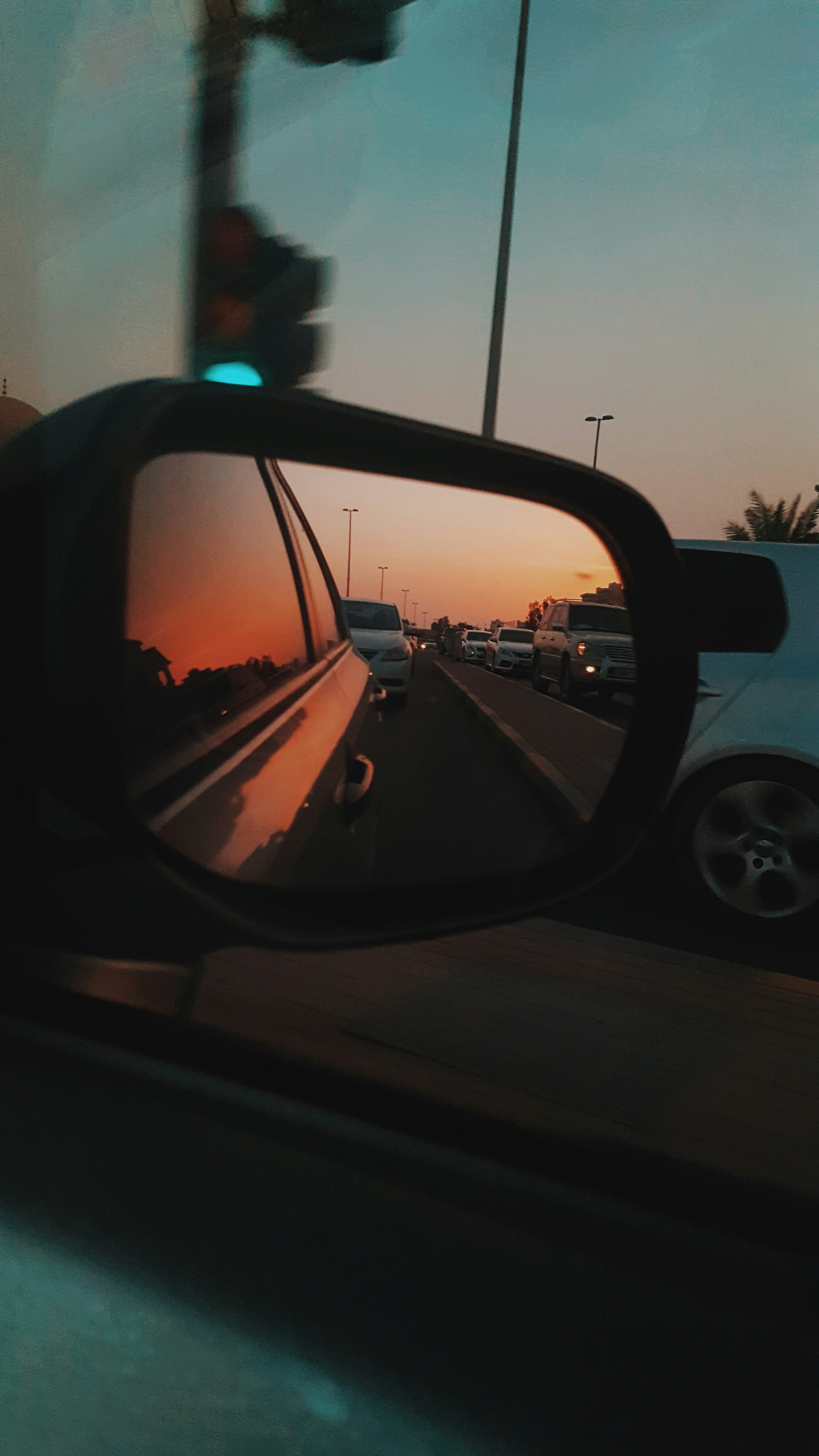 photo-1561457294-ff719d54f1ac?ixid=M3wxMjA3fDB8MXxzZWFyY2h8MTh8fGJ1eSUyMHRyYWZmaWMlMjBtaXJyb3J8ZW58MHx8fHwxNzQ2MzYyMTY5fDA\u0026ixlib=rb-4.0.3