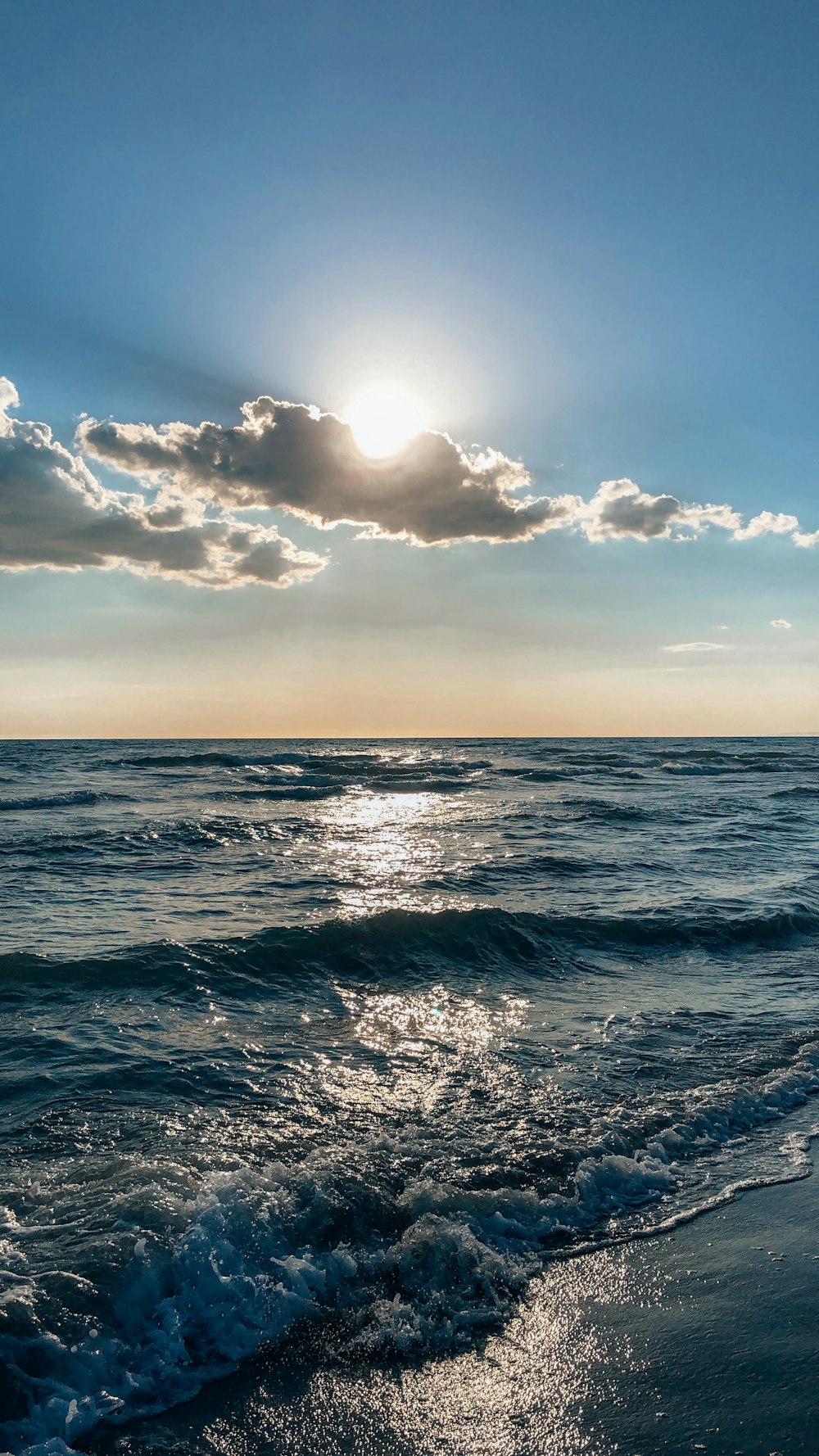 Gewässer unter weißen Wolken