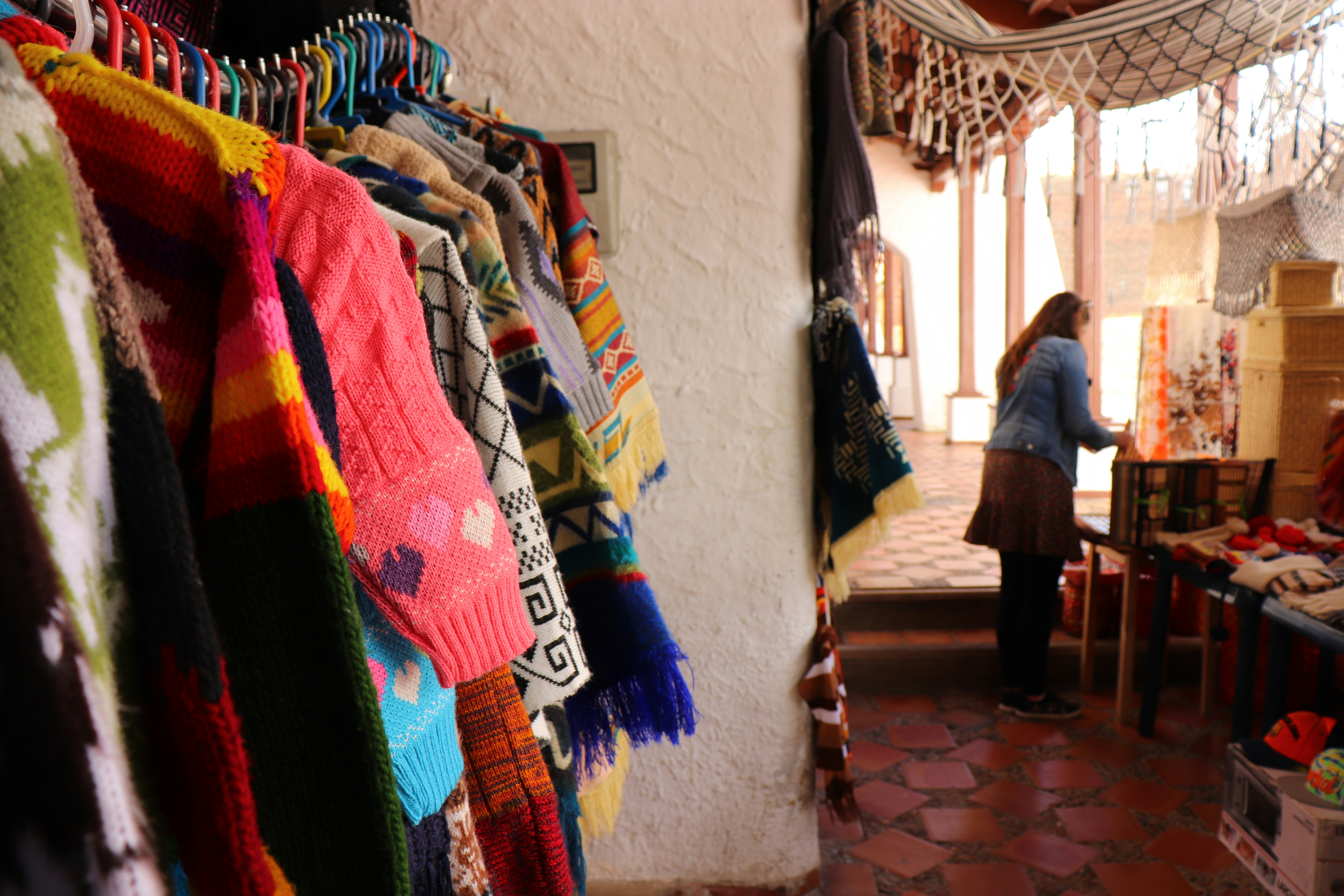 photo-1561459711-fd124d562ee2?ixid=M3wxMjA3fDB8MXxzZWFyY2h8OHx8dHJhdmVsJTIwd2VhcnxlbnwwfHx8fDE3NTk2NTAxODB8MA\u0026ixlib=rb-4.1.0