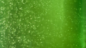 A dynamic image of a hot gel being applied, emphasizing its texture and effectiveness.