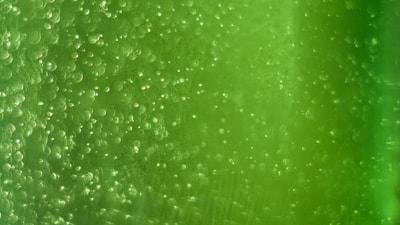 A dynamic image of a hot gel being applied, emphasizing its texture and effectiveness.