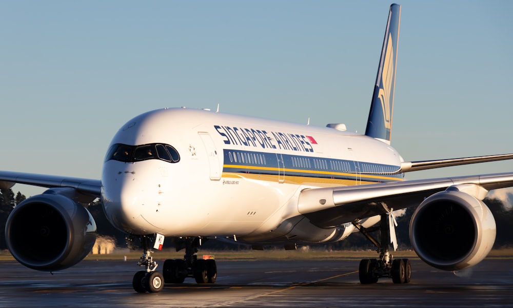 avião branco da Singapore Airlines