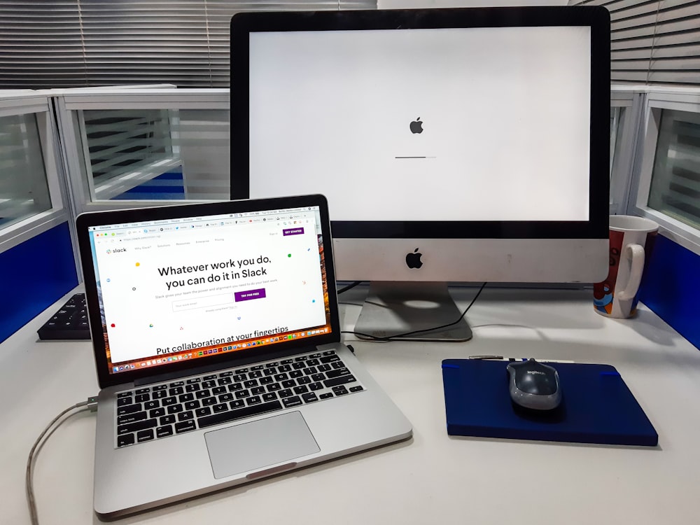 iMac prateado perto do espaço cinza MacBook Pro