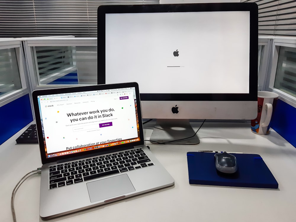 iMac plateado cerca del espacio MacBook Pro gris