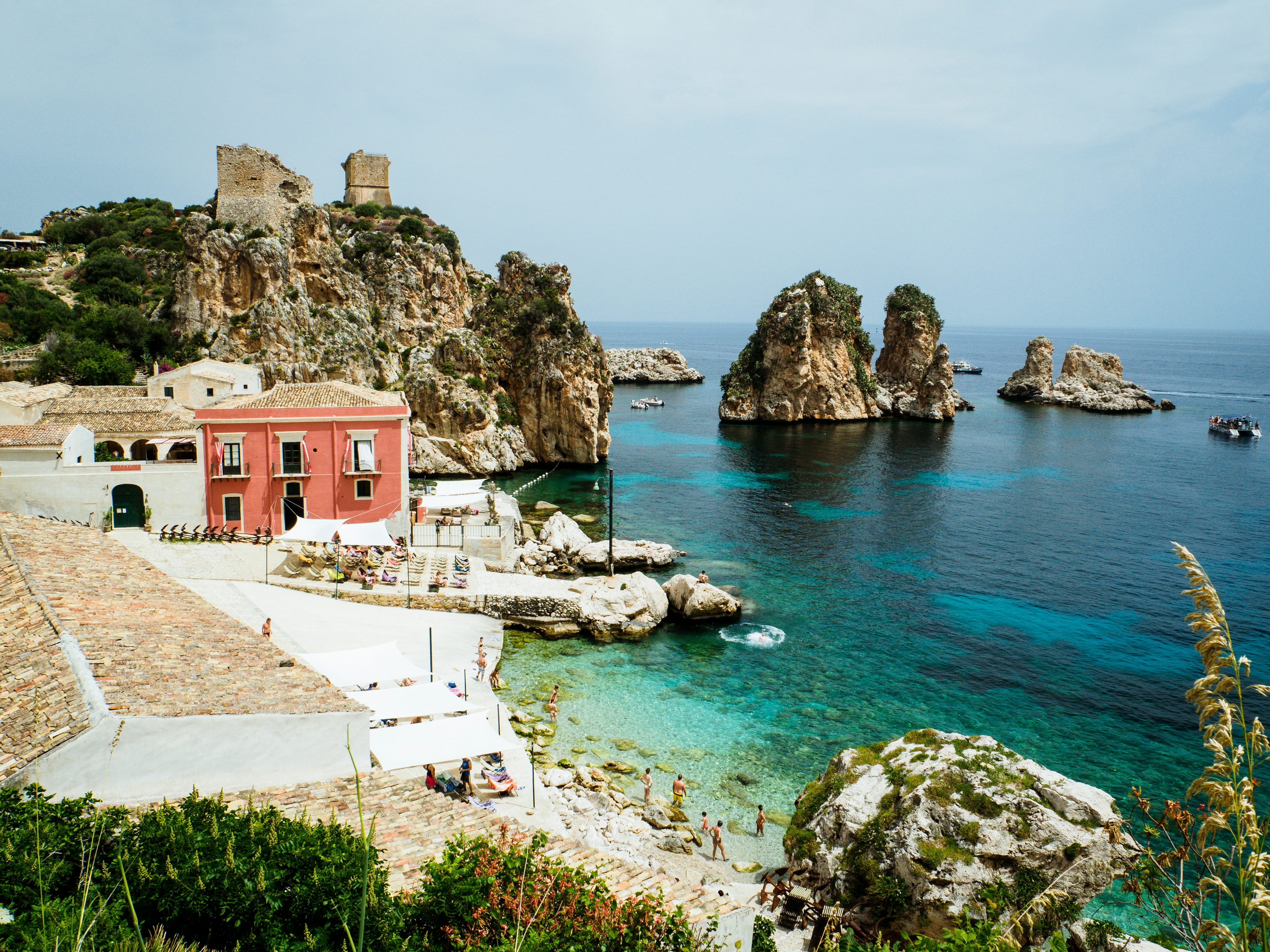 uno scorcio tipico delle isole del mediterraneo, con edifici antichi e il mare cristallino