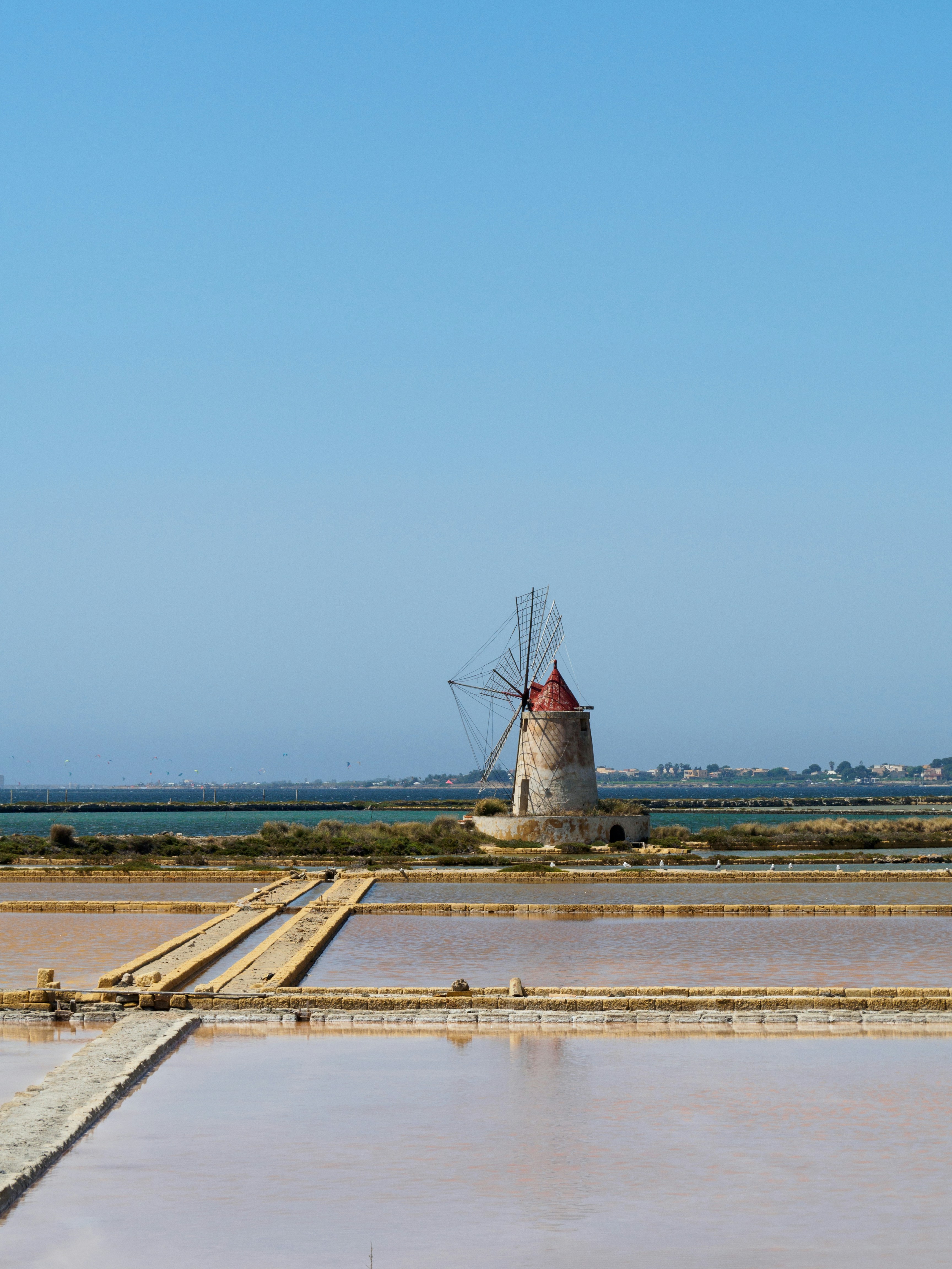 Vista sulle saline di Trapani e su un vecchio mulino