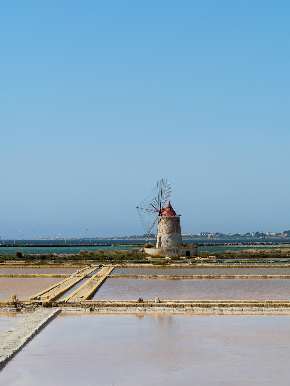 Mulino a vento vicino allo specchio d'acqua