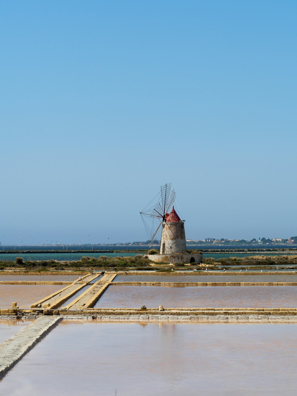 Windmühle in der Nähe eines Gewässers