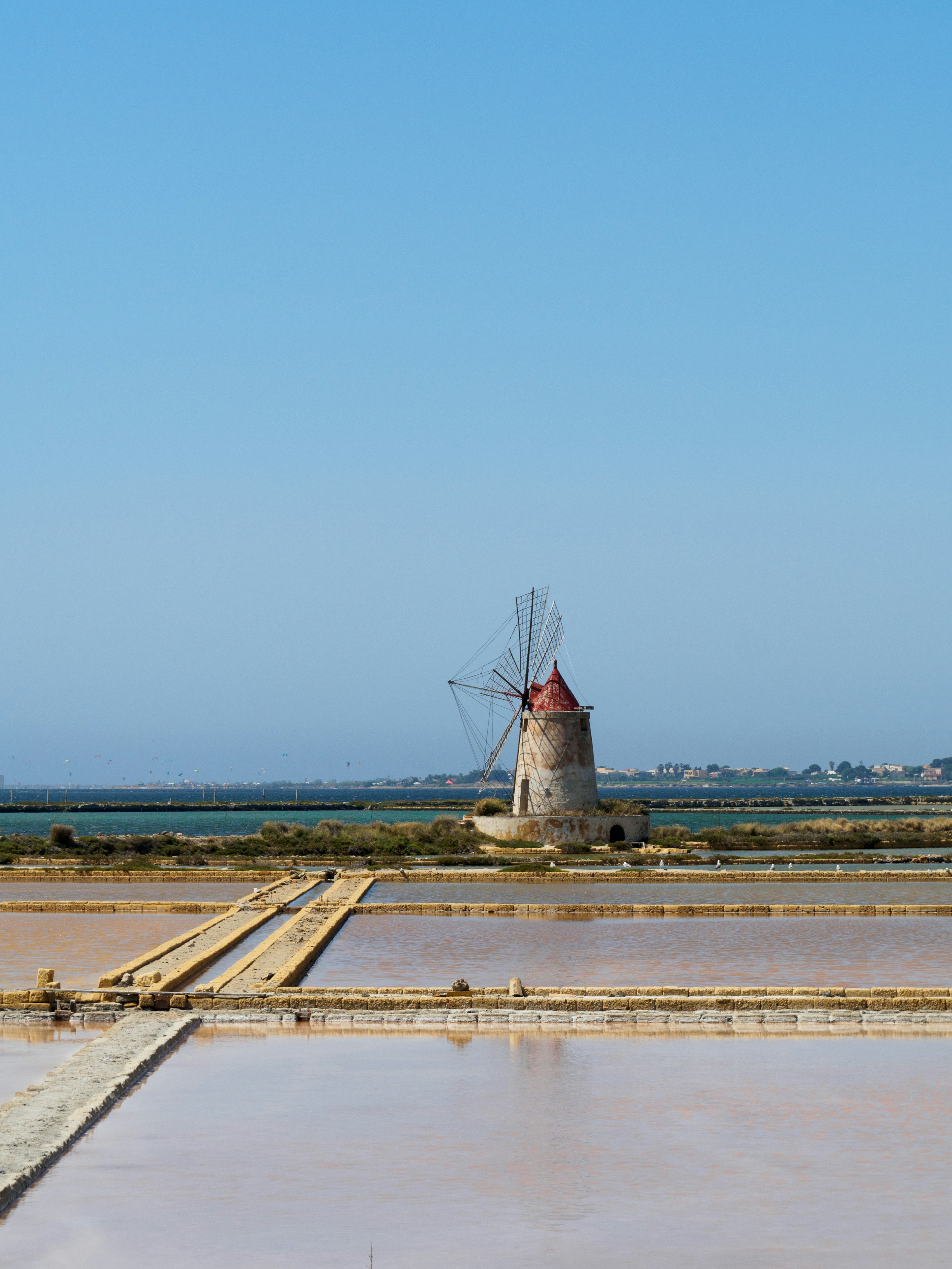 Vista sulle saline di Trapani e su un vecchio mulino