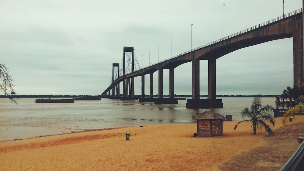 cenário cinzento da ponte de concreto