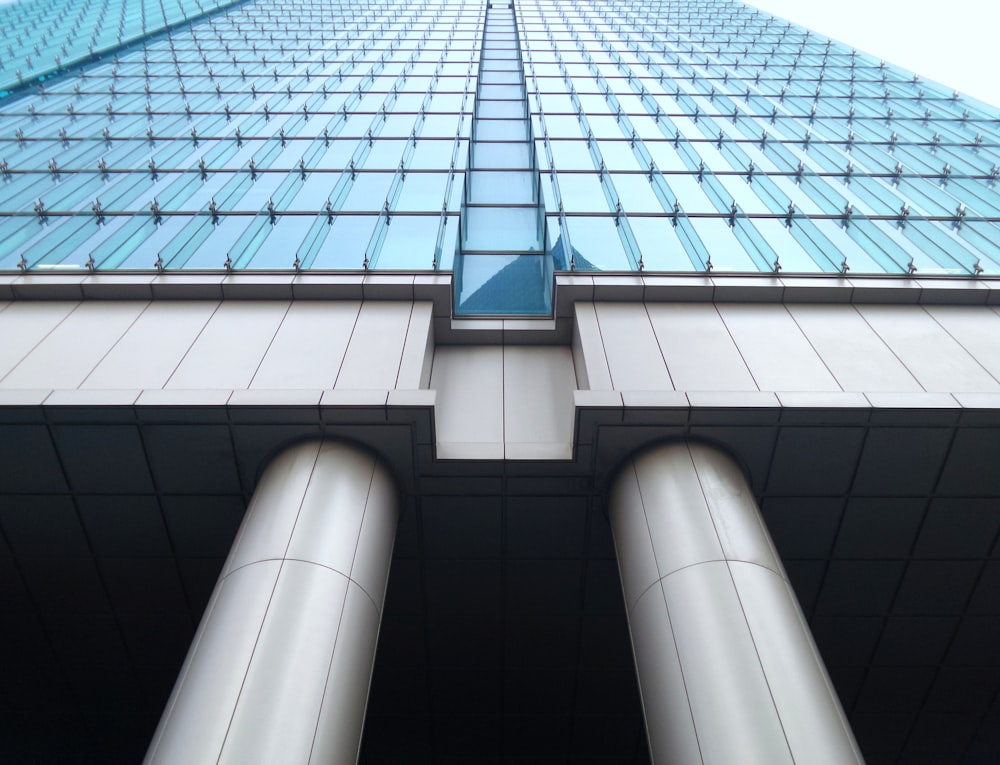 Fotografía de la vista inferior del edificio del muro cortina