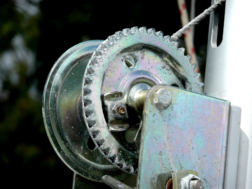 Un primo piano di un oggetto metallico con un albero sullo sfondo