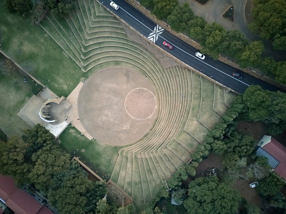 Luftaufnahme von Autos auf der Autobahn, die am Park vorbeiführt