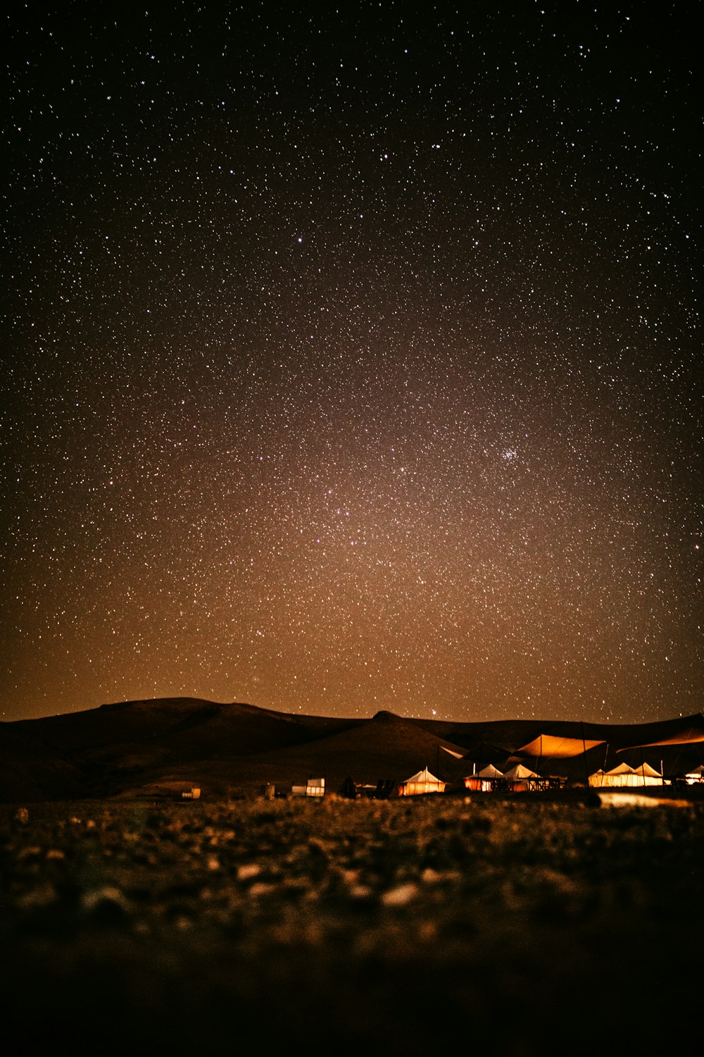 Tendas sob noite estrelada