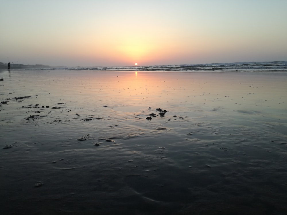 specchio d'acqua attraverso l'orizzonte durante il tramonto