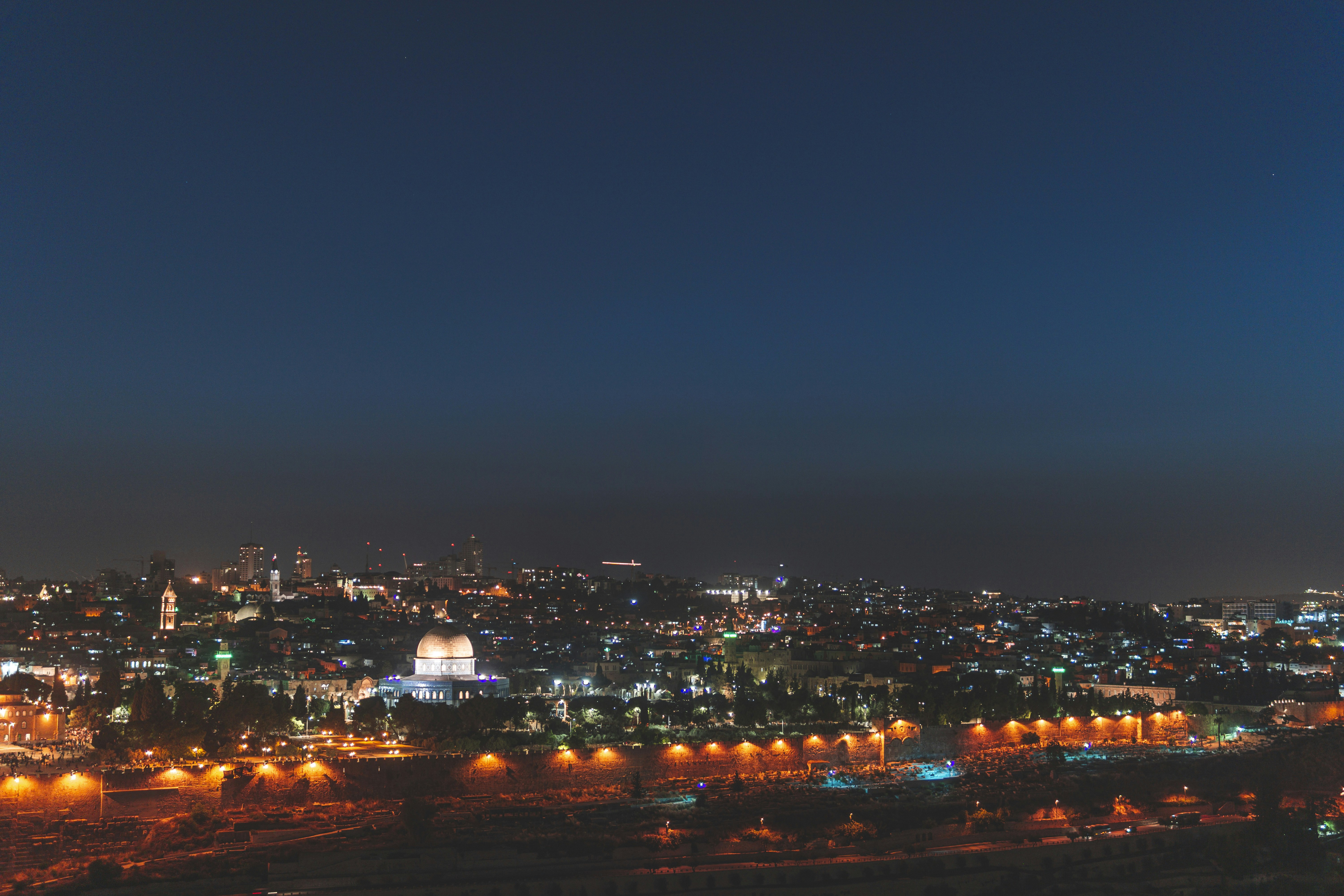 Jerusalém iluminada à noite — Cidade eterna