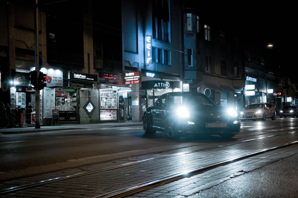 auto nera sulla strada di notte