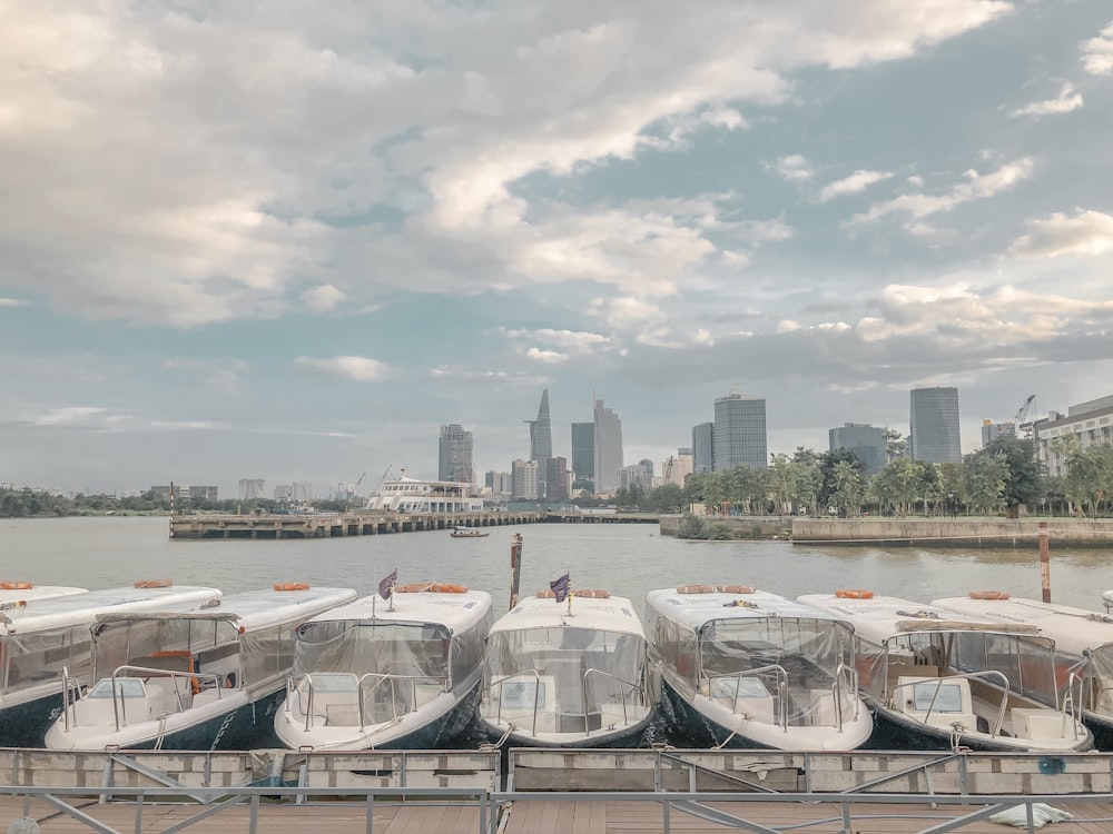 Weiße Boote am Dock