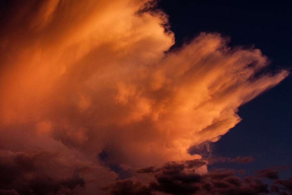 El viento sopló las nubes en la puesta de sol. 