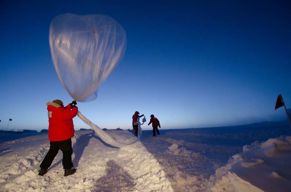Starten eines Ozonsondenballons.