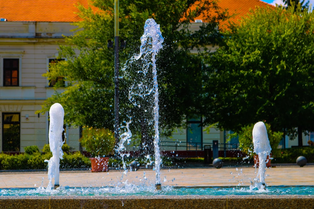 water fountain at daytime