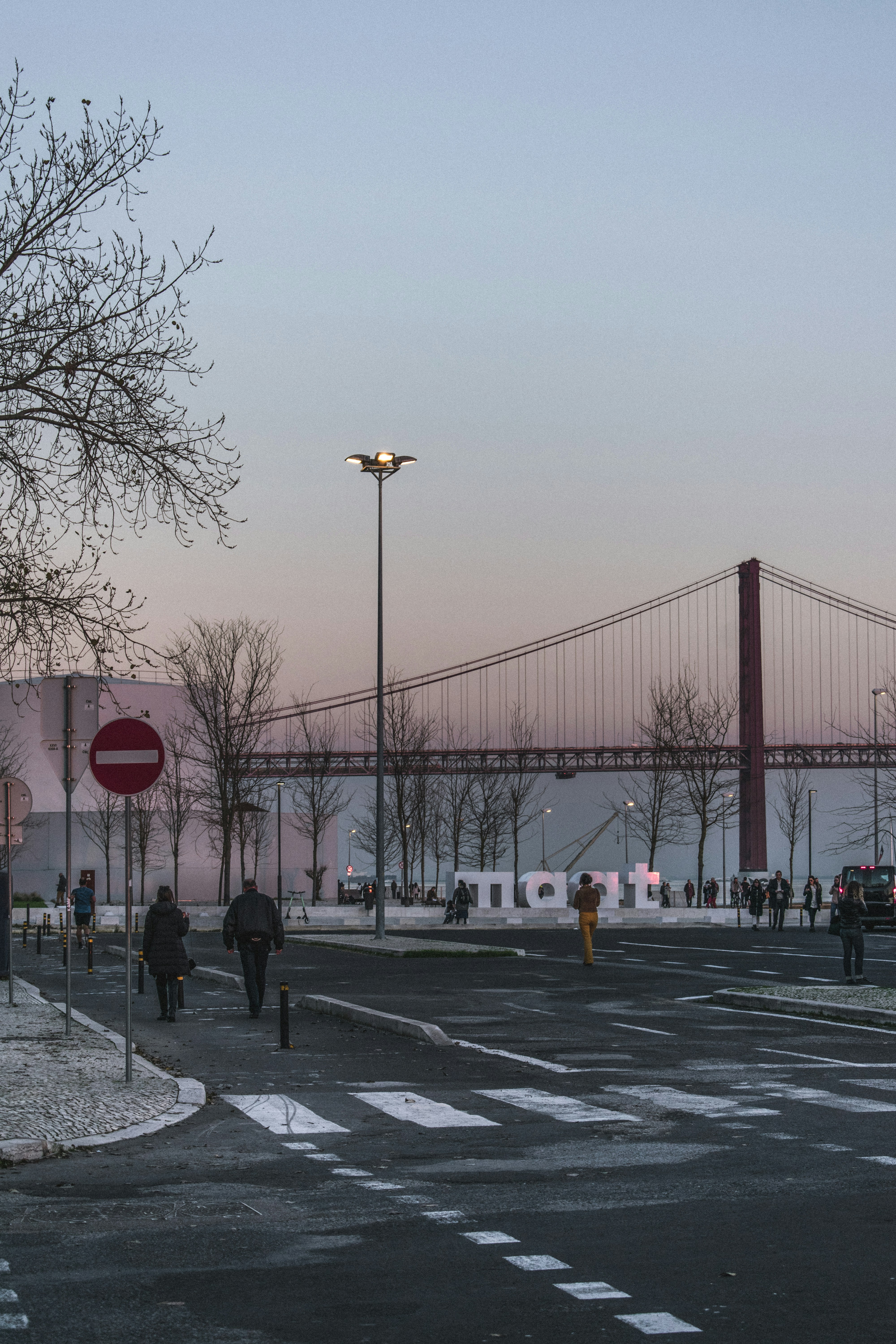 Gente caminando por las aceras