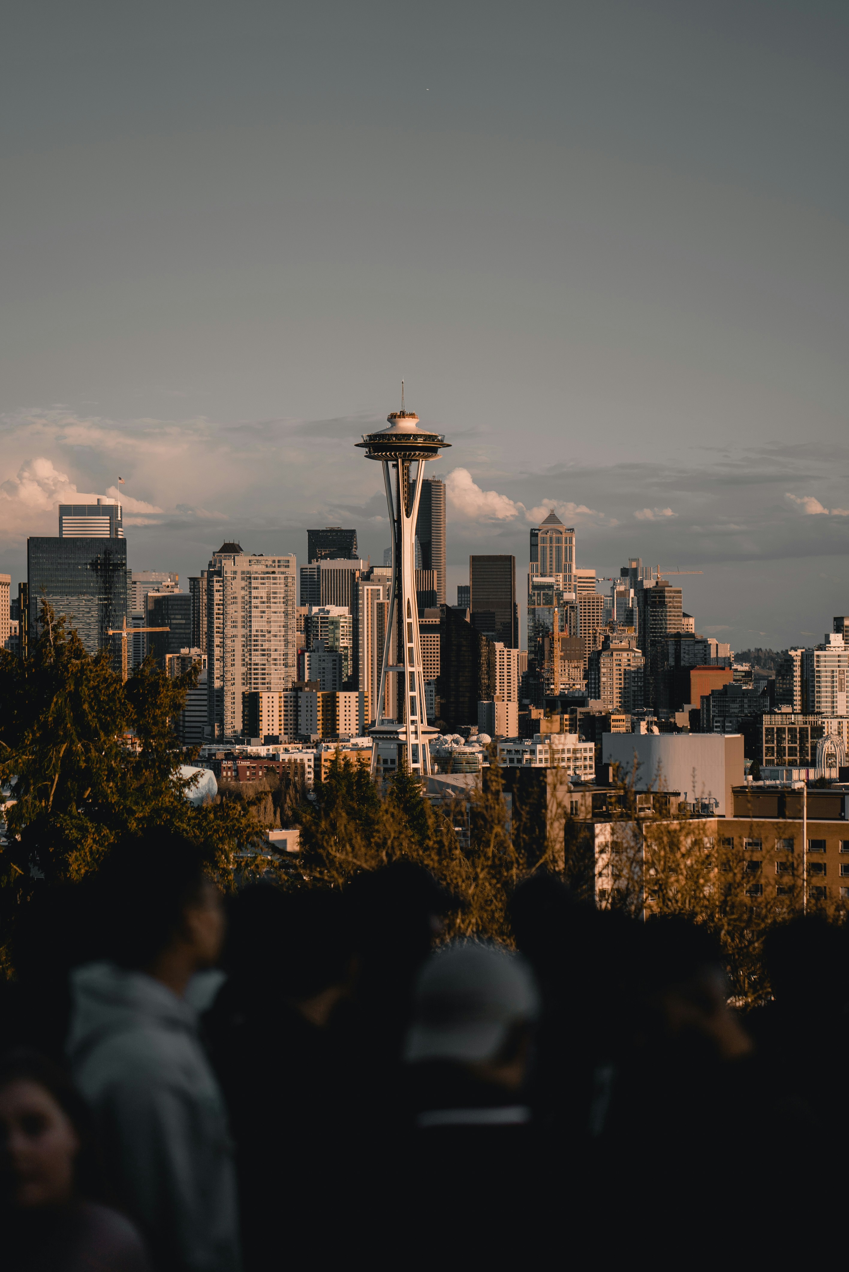 シアトルのスペース ニードルの近くの人々の写真 Unsplashの無料夕暮れ写真