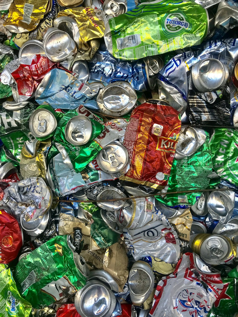 lote de latas de bebidas variadas trituradas