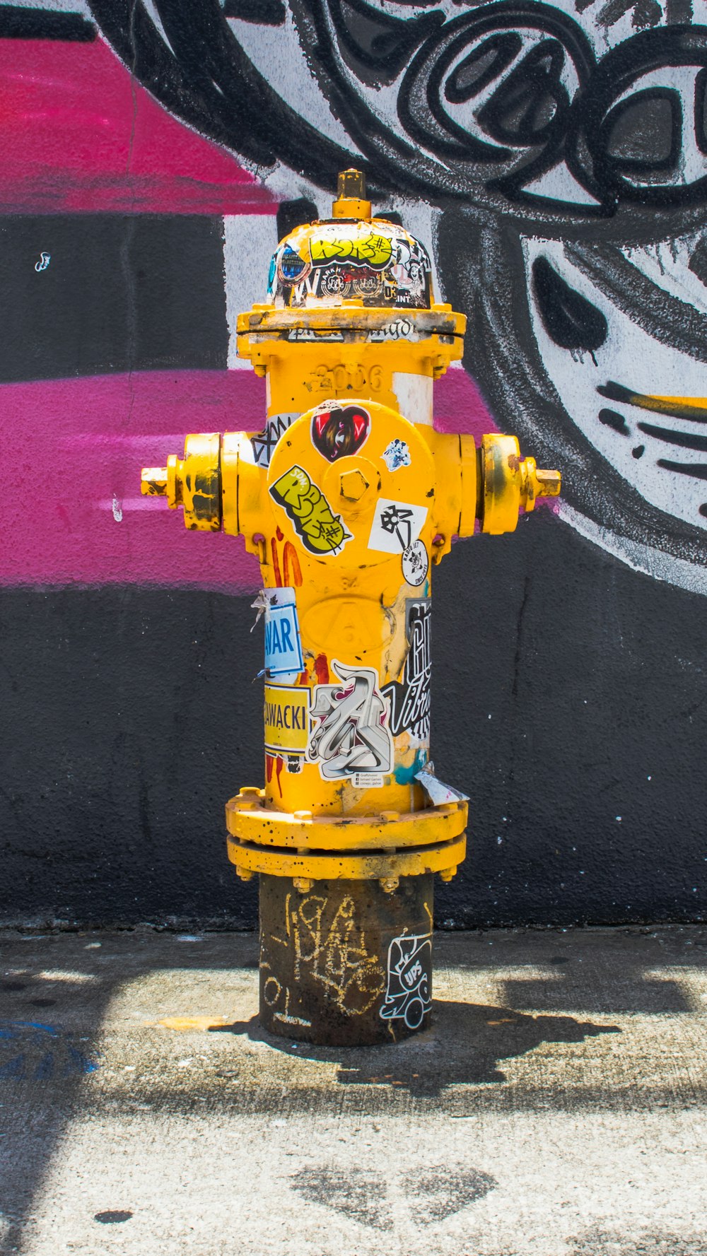 gelber Hydrant in der Nähe der Wand