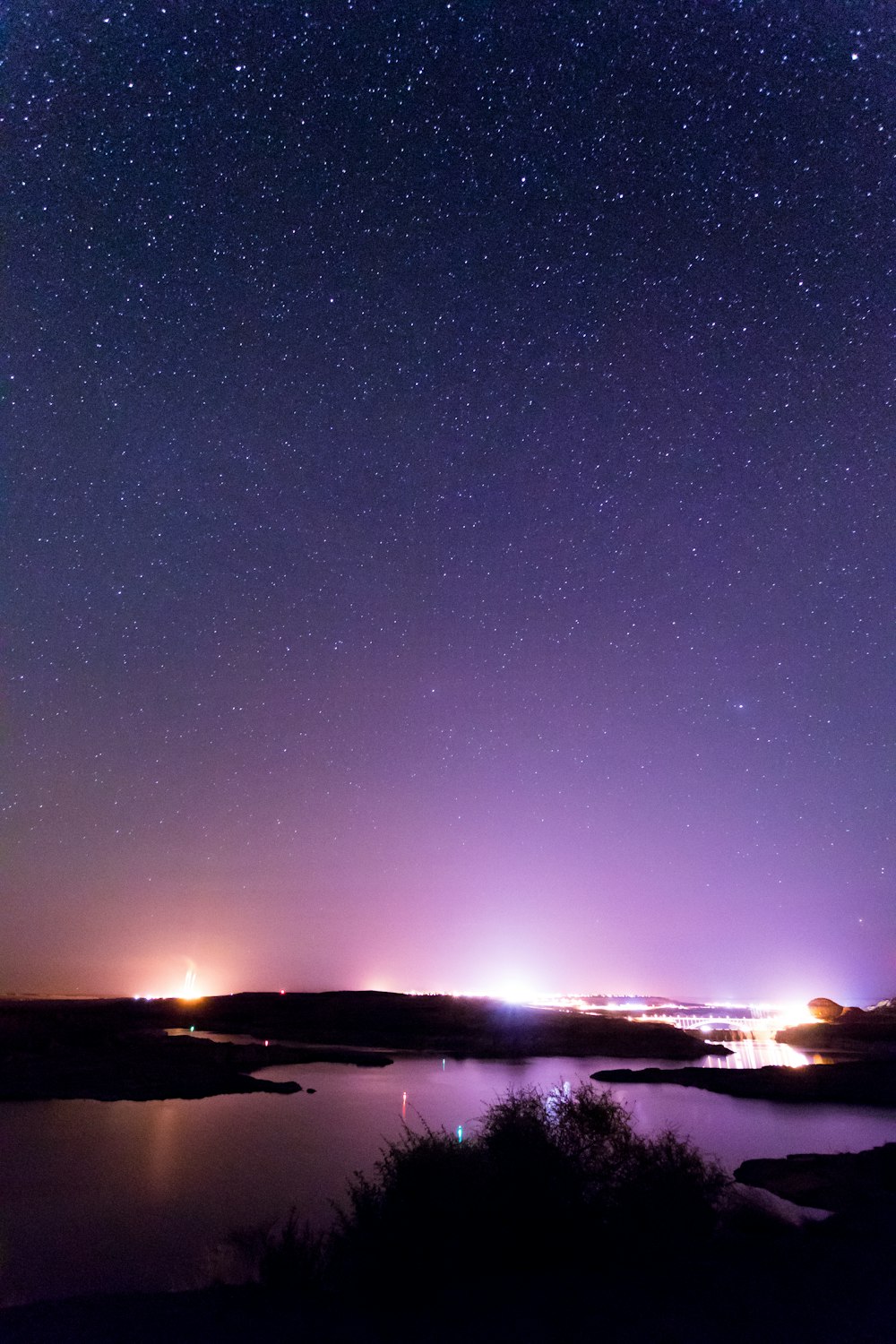 Silhouettenfotografie von Inseln unter dem Sternenhimmel bei Nacht