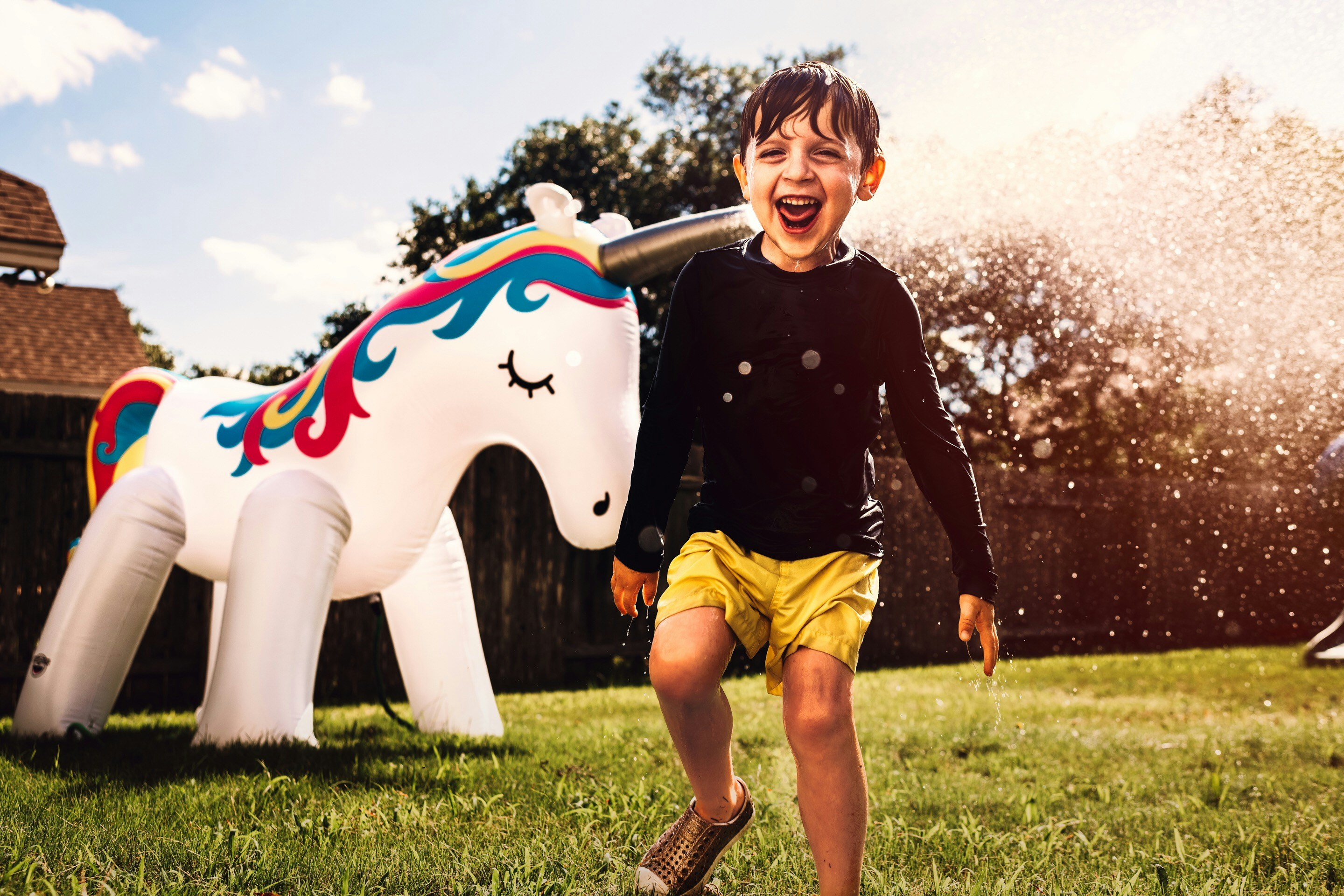 garçon portant une chemise noire à manches longues et un short jaune à l’extérieur