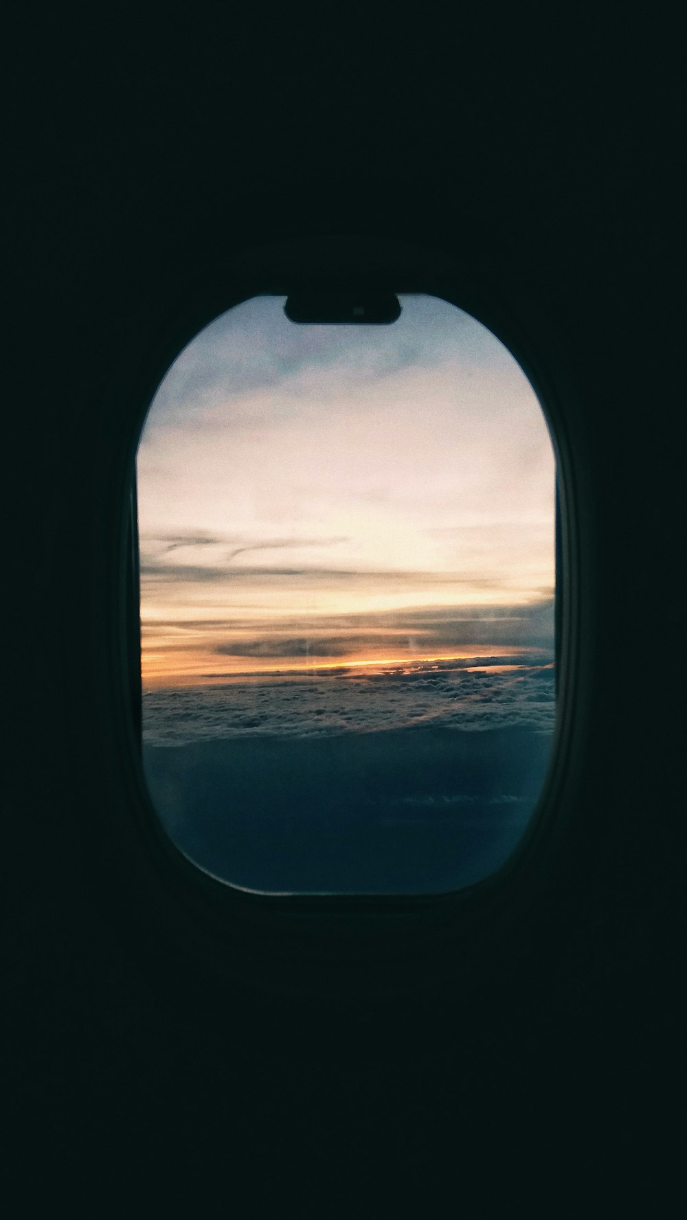 Ventana de cristal del avión durante la hora dorada
