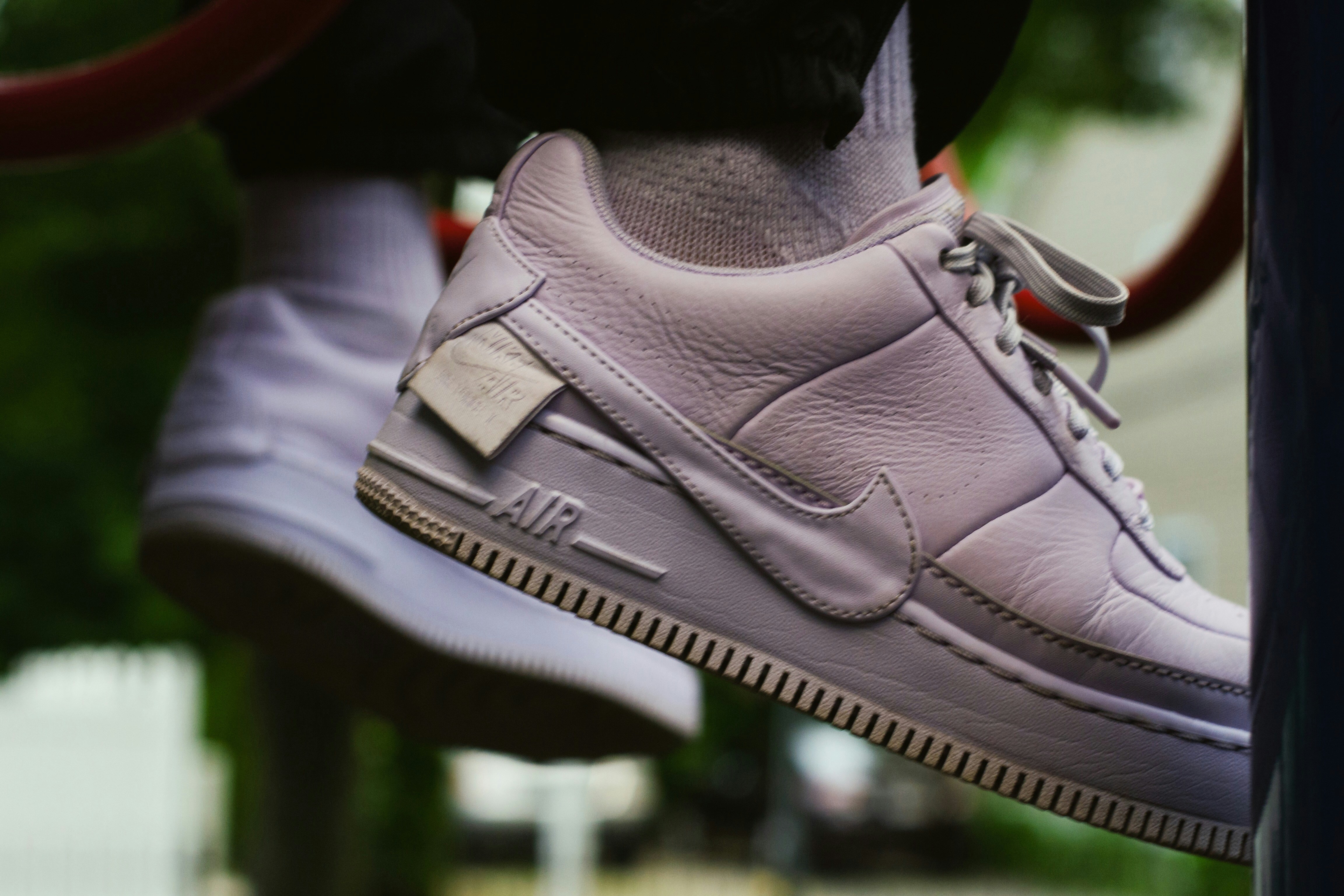 ペアになっていないグレーのナイキ エア フォース 1 シューズの写真 Unsplashで見つけるグレーの無料写真