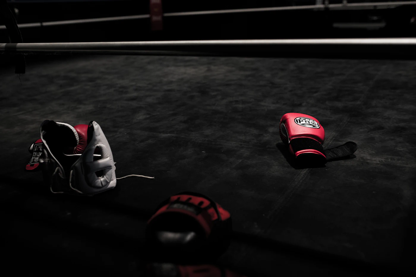 Combat amateur sur le ring, coin rouge, lors d’un gala amandinois