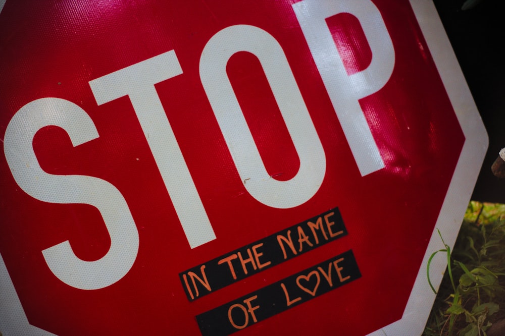Fotografia ravvicinata del cartello di stop